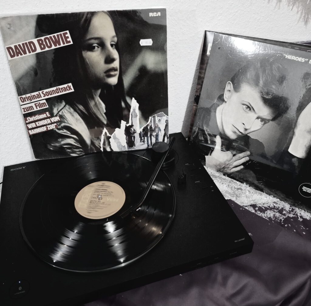 ein bild von einem Plattenspieler und zwei Schallplatten. einmal der Soundtrack zum Film "Wir Kinder vom Bahnhofzoo" und einmal David Bowie Heroes.